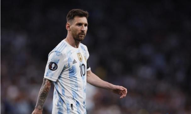 赤裸小孩已习惯穿衣服